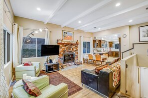 Smart TV, fireplace, DVD player, books - Dog-Friendly Getaway with Fast WiFi, Wood-Burning Fireplace, & Furnished Deck (Idyllwild)