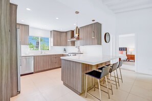 Fridge, microwave, oven, stovetop - Racquet Club East Home with Modern Flair | Pool, Spa & Outdoor Living (Palm Springs)