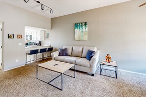 Smart TV - Dog-friendly condo with on-site pool, hot tub, 24-hr gym, & BBQs (Tucson)