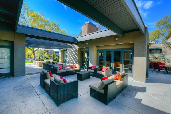 Terrace/patio - Dog-friendly condo with on-site pool, hot tub, 24-hr gym, & BBQs (Tucson)