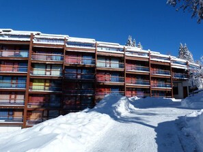 A multi-story hotel with balconies, surrounded by snow. - 7th floor, view forest, tv, 13m², Les Arcs (Les Arcs)
