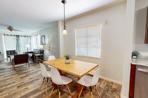 Dining - Escape to this charming house in Phoenix, AZ w/large yard & close to hiking (Phoenix)