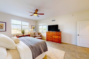 3 bedrooms, desk, iron/ironing board, free WiFi - Dog-friendly home with mountain views, ample outdoor space, & washer/dryer (Tucson)