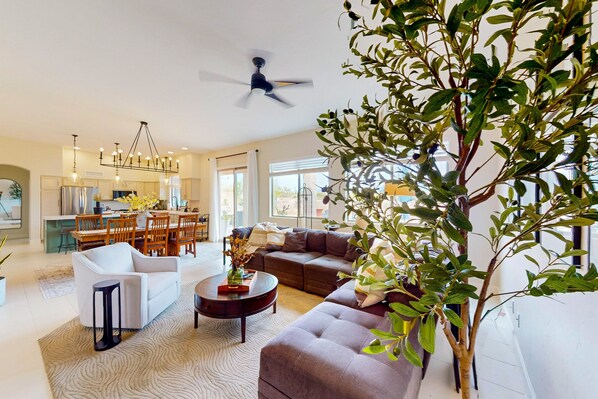 Smart TV, offices - Dog-friendly home with mountain views, ample outdoor space, & washer/dryer (Tucson)