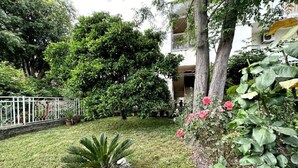 A garden with various plants and a white fence. - Monika Seaside Apartment - OneBedroom Apartment With Balcony (Kastel Luksic)