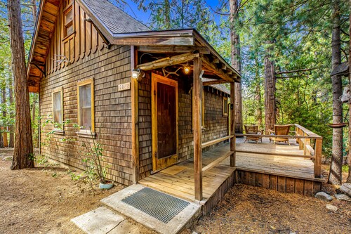 Cozy dog friendly cabin w/large deck, original rock fireplace & loft bedroom