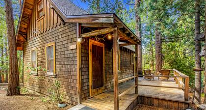 Cozy dog friendly cabin w/large deck, original rock fireplace & loft bedroom