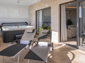 Outdoor spa tub - Apartment Tomislav with Sea View and Hot-Tub- Two Bedroom Apartment (Dugi Rat)