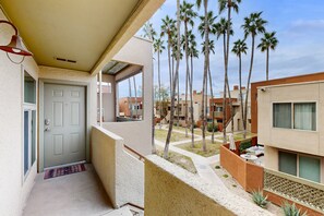 Property grounds - Bright condo with pool, hot tub, gym & ideal downtown Scottsdale location (Scottsdale)
