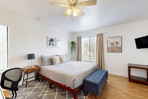 1 bedroom, desk, iron/ironing board, free WiFi - Bright condo with pool, hot tub, gym & ideal downtown Scottsdale location (Scottsdale)