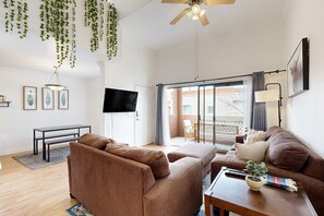 Smart TV - Bright condo with pool, hot tub, gym & ideal downtown Scottsdale location (Scottsdale)