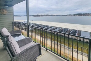 Property grounds - Easy-Access Lake Hamilton Condo w/ Fireworks View (Lake Hamilton)