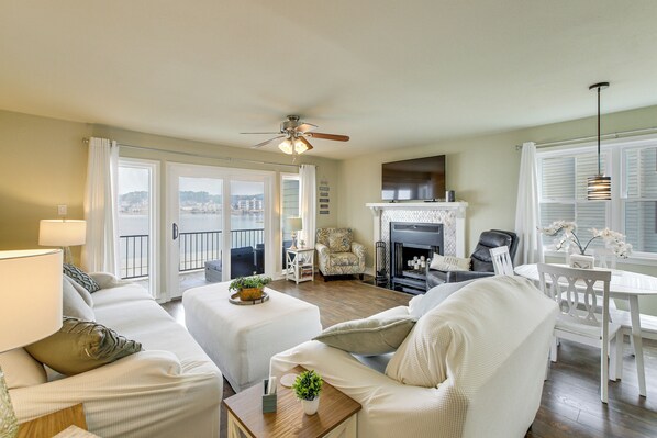TV, books - Easy-Access Lake Hamilton Condo w/ Fireworks View (Lake Hamilton)