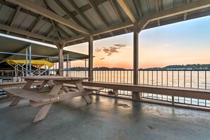 Outdoor dining - Easy-Access Lake Hamilton Condo w/ Fireworks View (Lake Hamilton)