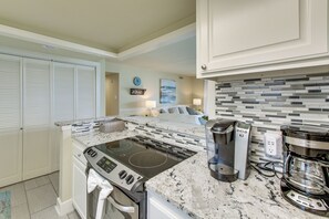 Fridge, microwave, stovetop, dishwasher - Easy-Access Lake Hamilton Condo w/ Fireworks View (Lake Hamilton)