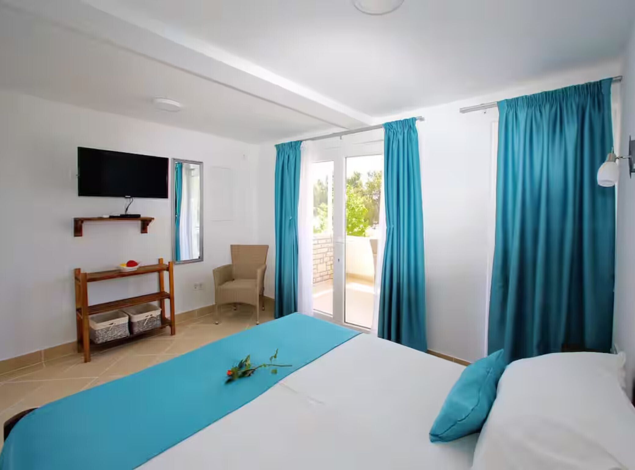 1 bedroom, internet, bed sheets