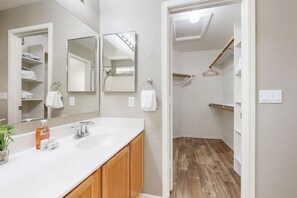 Shower, hair dryer, towels - Modern home with large yard, mountain views, & convenient location (Phoenix)