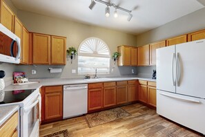 Fridge, microwave, oven, stovetop - Modern home with large yard, mountain views, & convenient location (Phoenix)