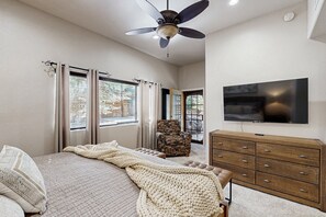 4 bedrooms, iron/ironing board, travel cot, free WiFi - Elegant home in the White Mountains close to hiking, golf, & fishing (Pinetop)