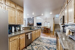 Fridge, microwave, oven, stovetop - Elegant home in the White Mountains close to hiking, golf, & fishing (Pinetop)