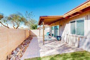 Terrace/patio - Ground-floor townhome with private yard/patio & on-site pools - dog-friendly (Tempe)
