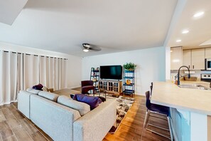 Smart TV - Ground-floor townhome with private yard/patio & on-site pools - dog-friendly (Tempe)