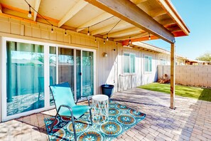 Terrace/patio - Ground-floor townhome with private yard/patio & on-site pools - dog-friendly (Tempe)
