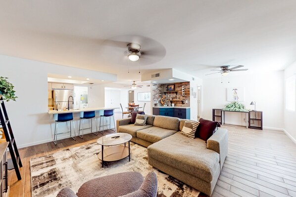 Smart TV - Ground-floor townhome with private yard/patio & on-site pools - dog-friendly (Tempe)