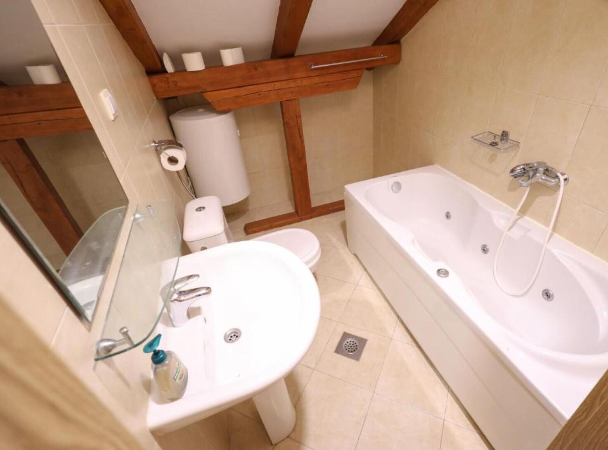 Un baño con lavamanos, inodoro y bañera.