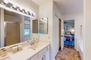 4 bedrooms, desk, iron/ironing board, travel cot - Peaceful oasis with private pool, large yard, dog-friendly, games & grill (Peoria)