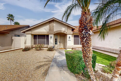 Peaceful oasis with private pool, large yard, dog-friendly, games & grill