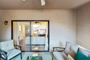 Smart TV, books - Modern ground-level townhome with two screened patios, grill, pool & hot tub (Scottsdale)