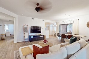 Smart TV, books - Modern ground-level townhome with two screened patios, grill, pool & hot tub (Scottsdale)