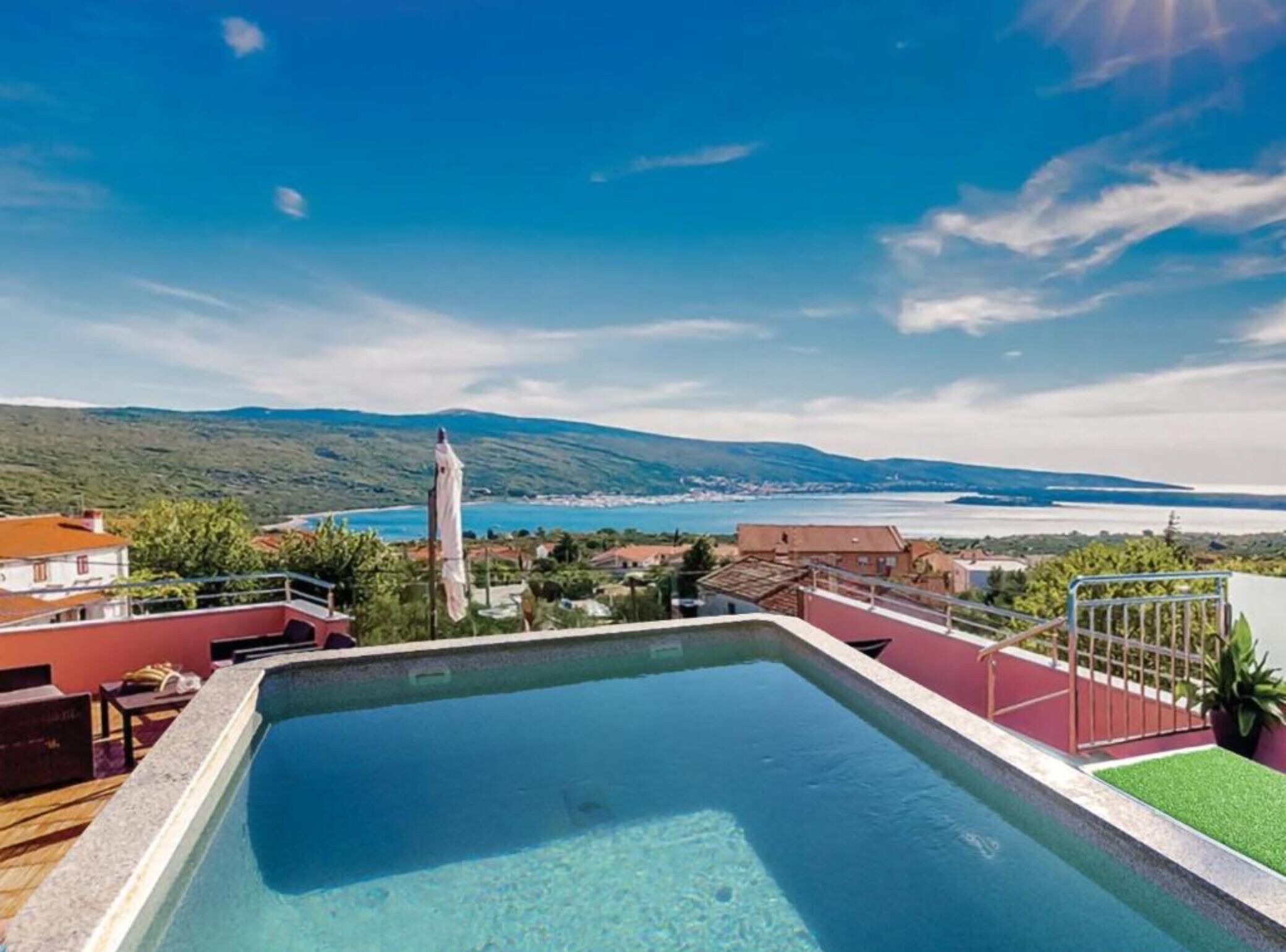 Una piscina con vistas a un lago y montañas.