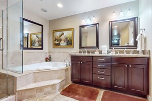 Shower, hair dryer, towels - Spacious townhome with movie room, patios, pool, & home office (Scottsdale)