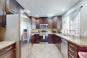Coffee/tea maker, fridge, microwave, oven - Spacious townhome with movie room, patios, pool, & home office (Scottsdale)