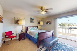 4 bedrooms, desk, iron/ironing board, free WiFi - Spacious townhome with movie room, patios, pool, & home office (Scottsdale)