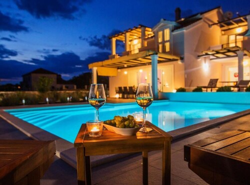 Adriatic Pearl - FourBedroom Villa with heated pool