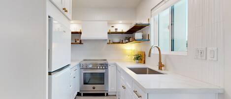 Coffee/tea maker, fridge, microwave, oven