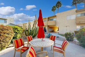 Outdoor dining - Fully remodeled condo near Fashion Square with pool, fireplace, patio, streaming (Scottsdale)