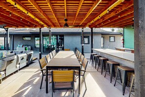 Outdoor dining - Charming Chandler retreat with pool, guest house, pickleball and putting green! (Chandler)