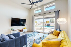 Smart TV, chimenea y reproductor de DVD 