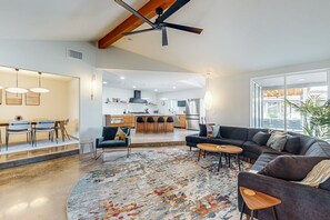 Smart TV, fireplace, DVD player - Charming Chandler retreat with pool, guest house, pickleball and putting green! (Chandler)
