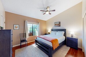 2 bedrooms, free WiFi, bed sheets - Mountain-view home with shaded patio, large yard, on-site golf & tennis (Tucson)