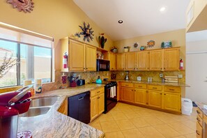 Fridge, microwave, oven, stovetop - Mountain-view home with shaded patio, large yard, on-site golf & tennis (Tucson)