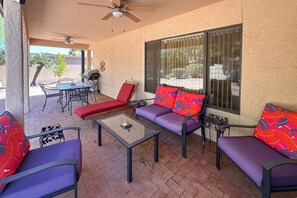 Outdoor dining - Mountain-view home with shaded patio, large yard, on-site golf & tennis (Tucson)