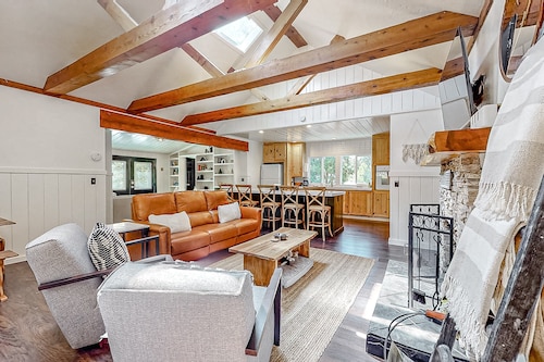 Dog-friendly, renovated home with fireplace & amazing deck