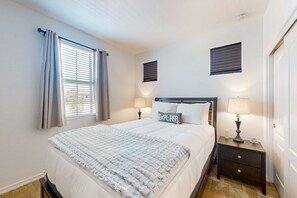 2 bedrooms, desk, iron/ironing board, free WiFi - Modern 55+ home with community pool, clubhouse, gym, pickleball (Goodyear)