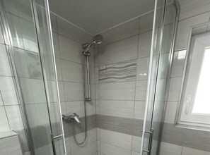 Shower, hair dryer, towels