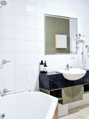 Hair dryer, towels, soap, toilet paper - Room 18: Cosy 2-BR in Jindabyne Center- Near Shops, Dining & Ski Hire (Jindabyne)